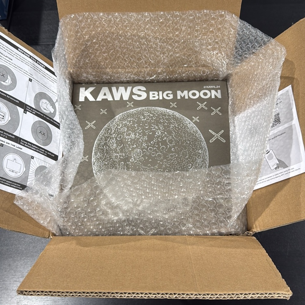 Kaws Big Moon Lamp - Picture 4 of 6